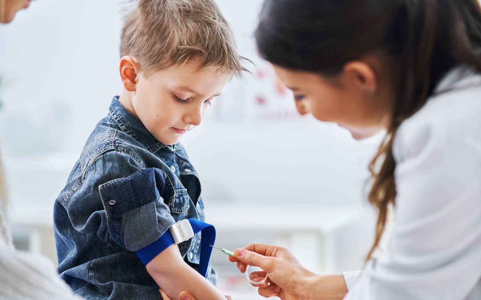 Ghid practic: cum îți pregătești copilul pentru analizele medicale de laborator