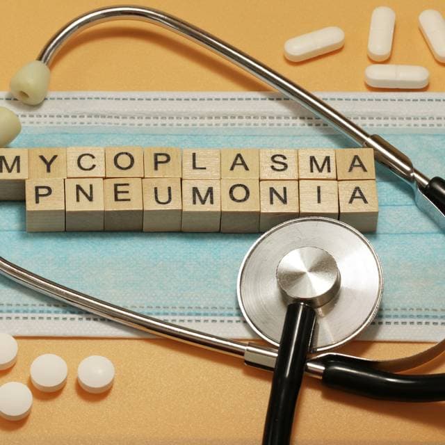 Infecția cu Mycoplasma pneumoniae: transmitere, simptome, diagnostic și tratament