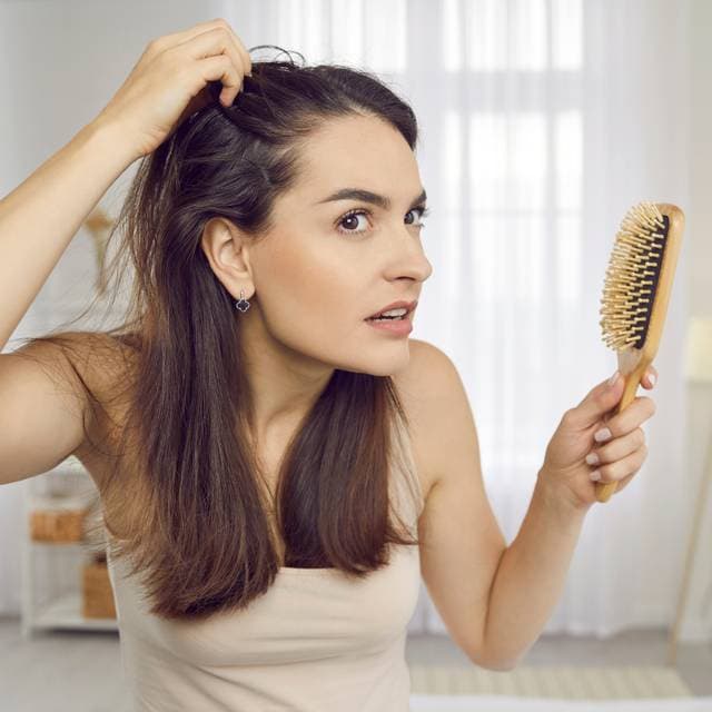 Alopecia sau căderea părului: cauze, simptome, tratament